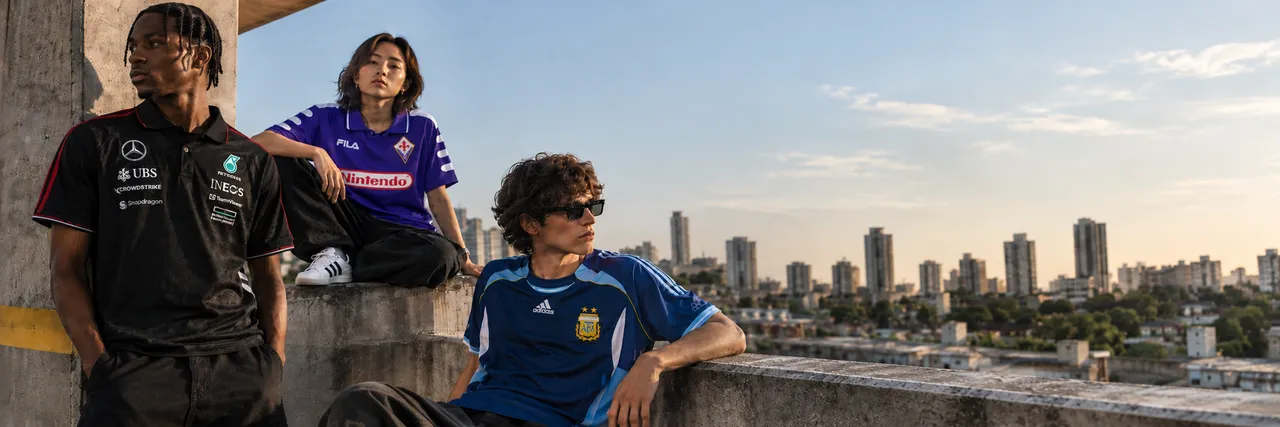 Grupo com camisas de F1, Fiorentina e Argentina no alto de um prédio